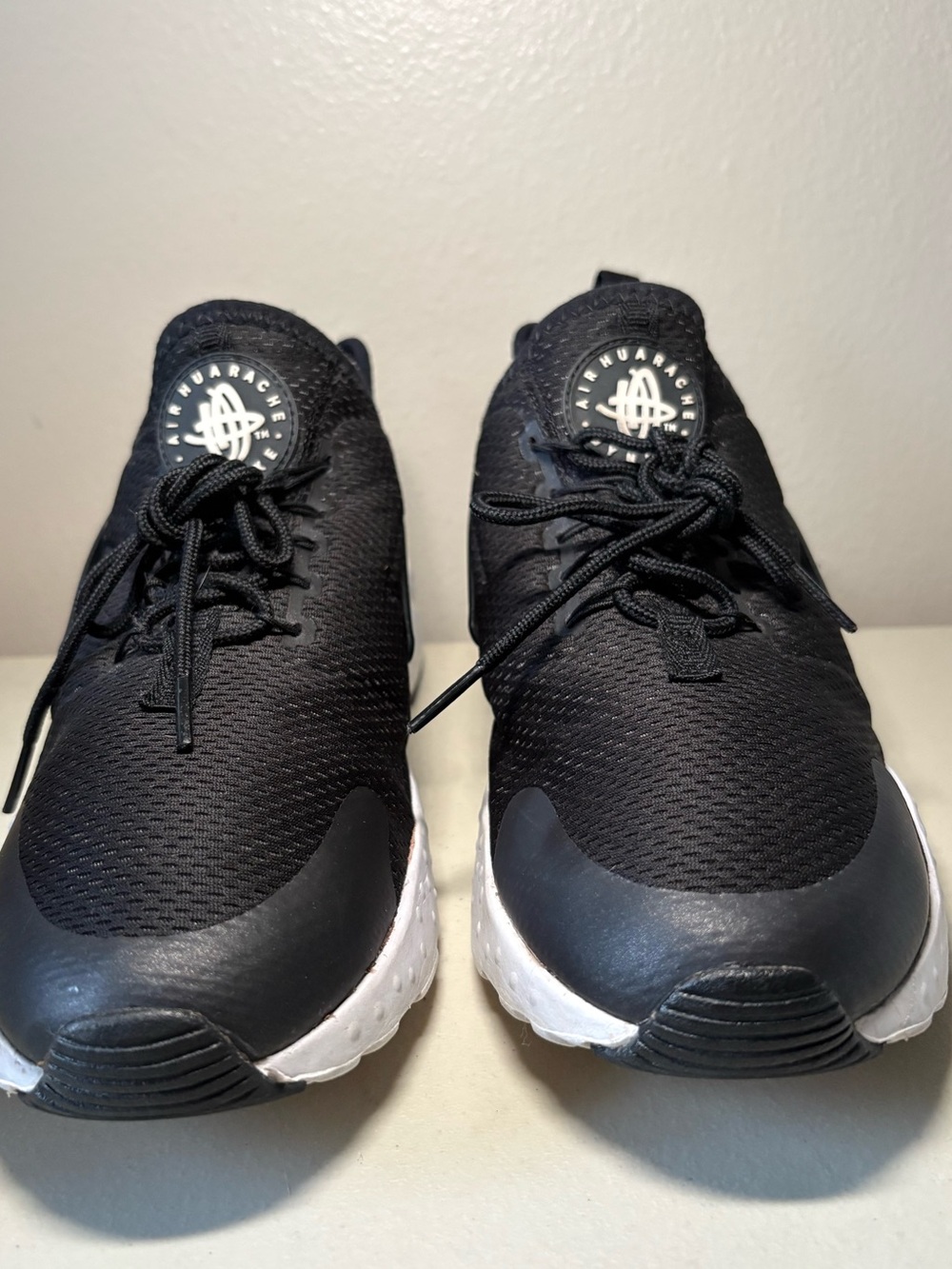 Nike’s Air Huarache Men's Black Athletic Sneakers - size 9.5